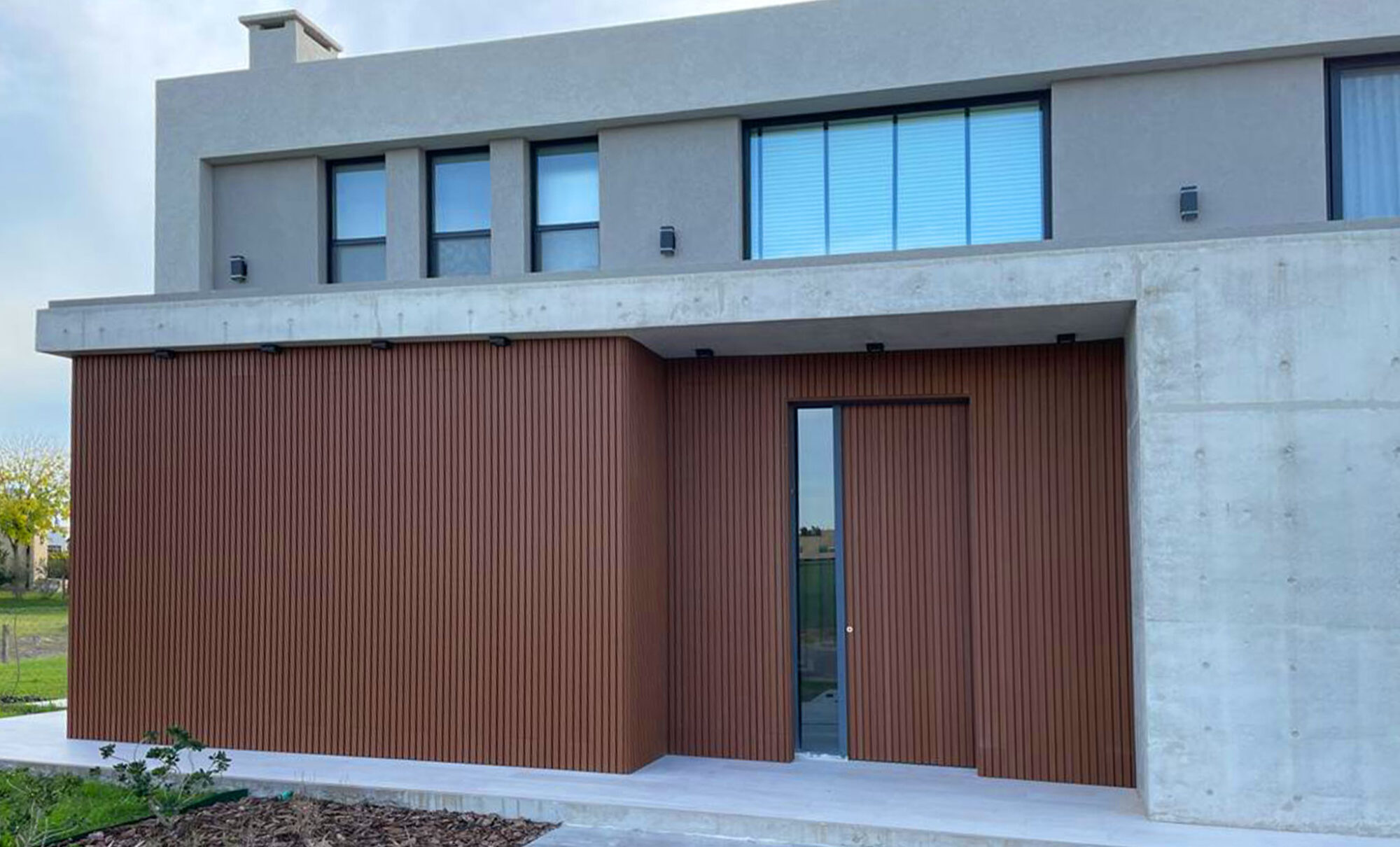 Fachada de casa moderna con revestimiento de pared Wall Panel WPC